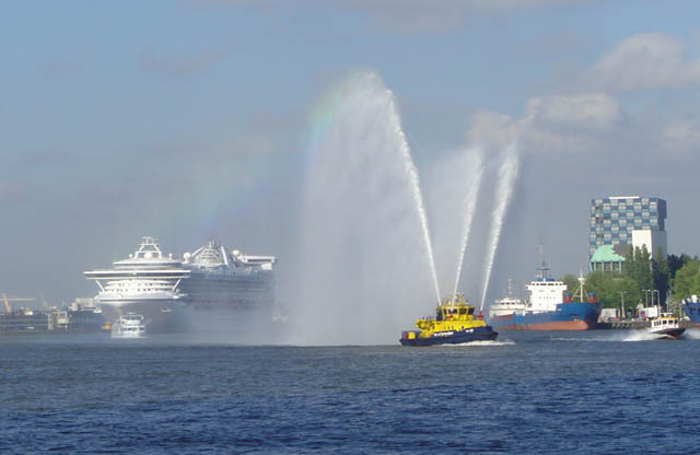 Cruiseschip ms Star Princess van Princess Cruises aan de Cruise Terminal Rotterdam